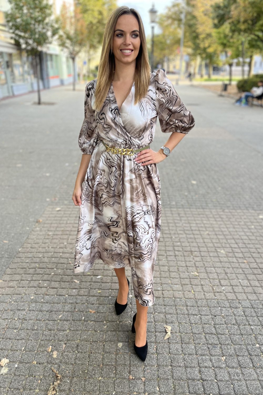 Queen V-kivágású, átlapolt ruha - mintás