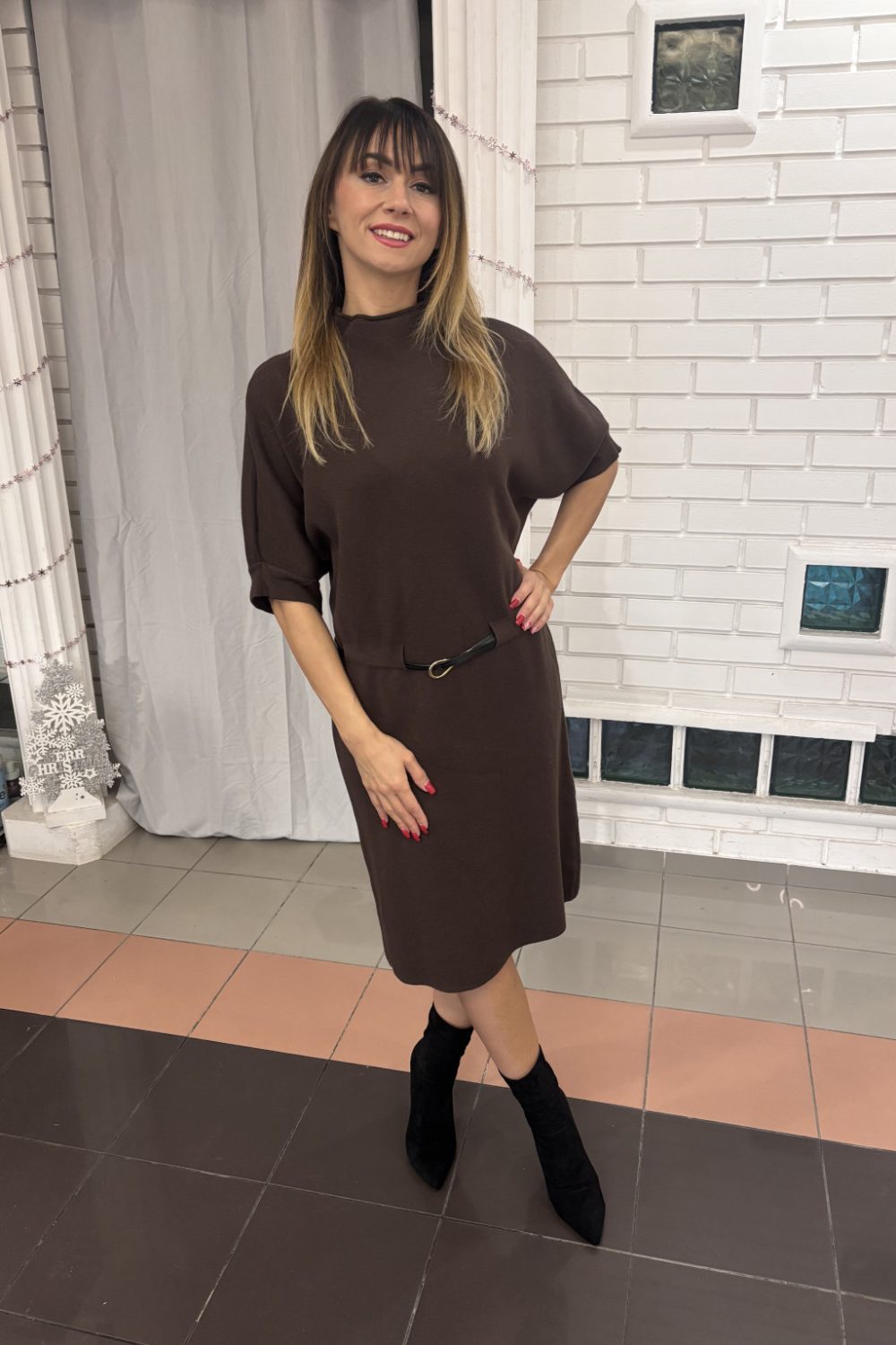 Bella ejtett ujjú midi ruha – barna