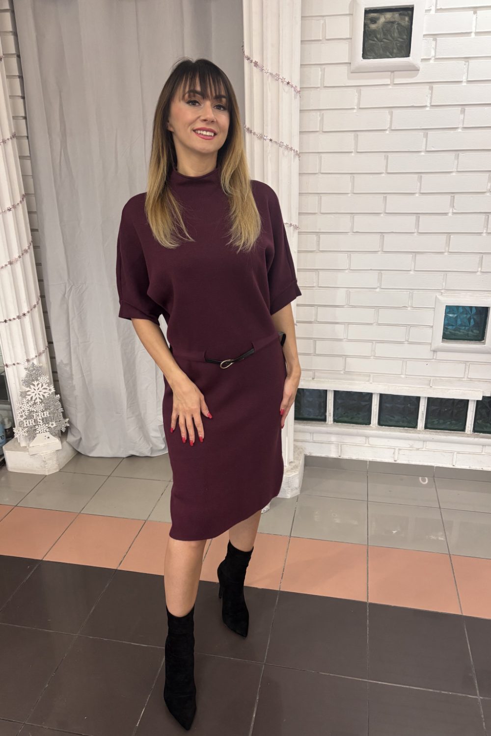 Bella ejtett ujjú midi ruha – bordó