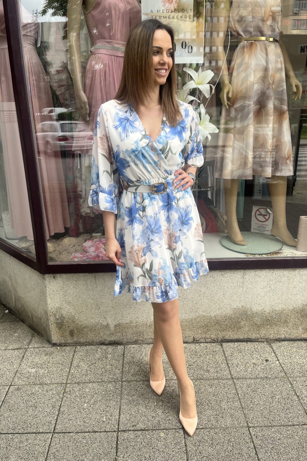   Bianca átlapolt, öves, fodros aljú virágmintás mini ruha – kék-bézs