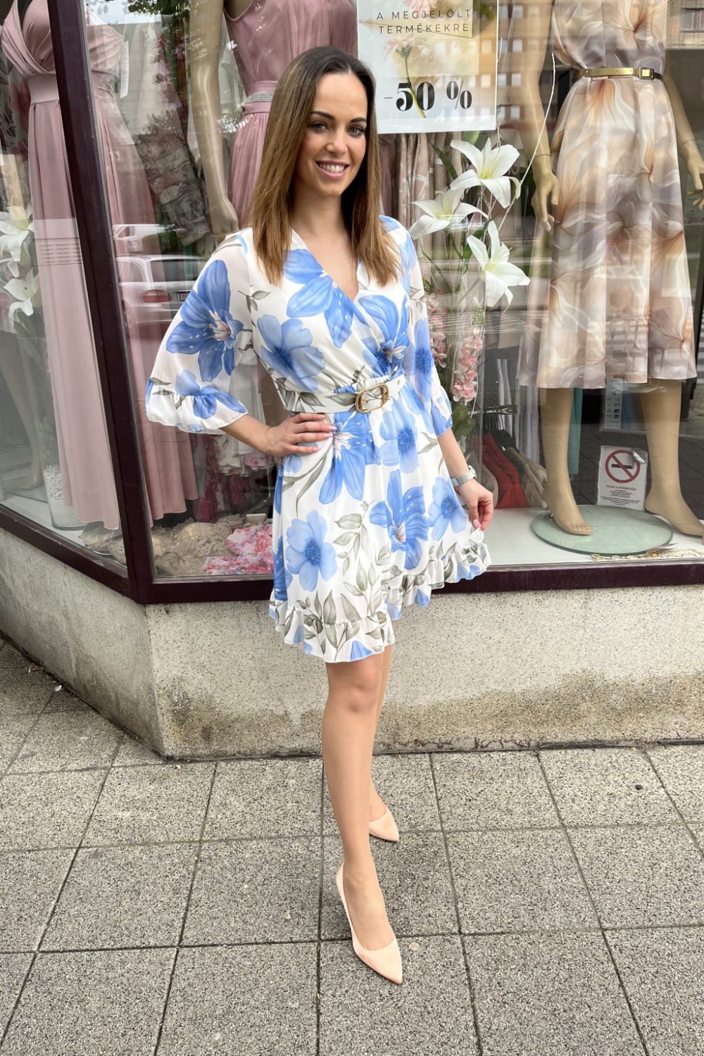   Bianca átlapolt, öves, fodros aljú virágmintás mini ruha – kék-bézs