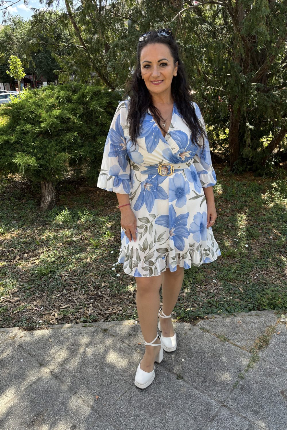   Bianca átlapolt, öves, fodros aljú virágmintás mini ruha – kék-bézs