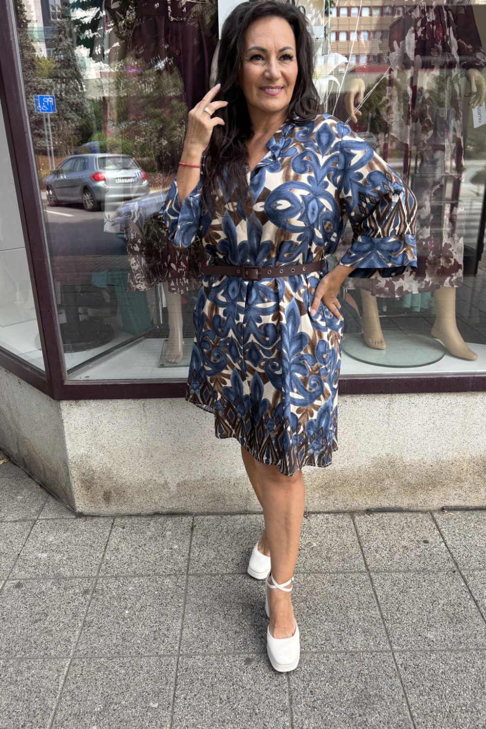 Susan V nyakú, galléros mini ruha övvel – kék/bézs